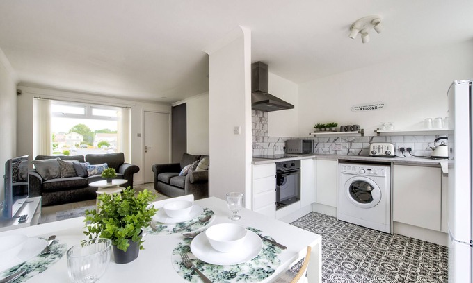 Newton Mearns House | Bright and Peaceful South Side Retreat with Breakfast Included