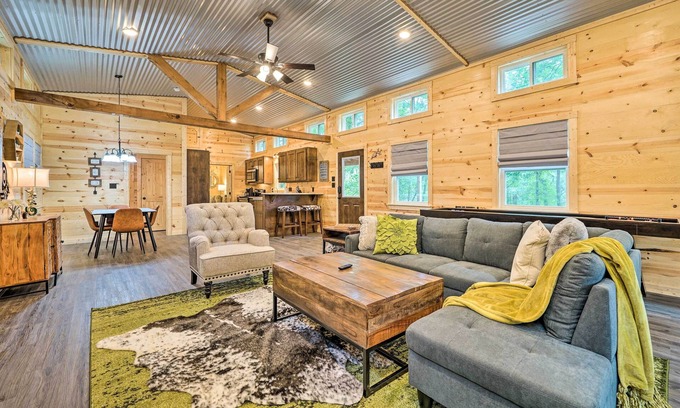 Broken Bow Cabin | Cozy Cabin by Beavers Bend: Hot Tub & Fire Pit Retreat