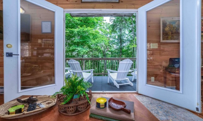 Burks Fork Cabin | Pet-Friendly Retreat: Stylish Cabin by Wineries & Parkway