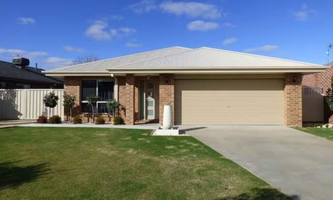 Horsham House | Stylish Centrally Located