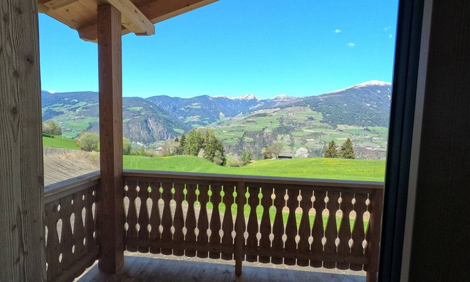 Gudon Ski Chalet | Stylish Chalet with Meadow Views and Pet-Friendly Amenities