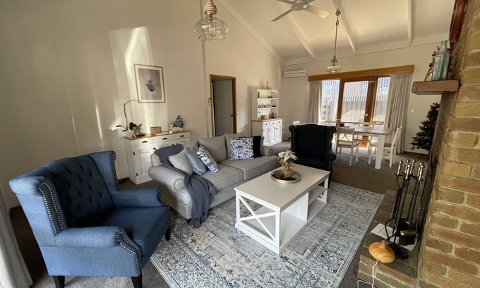 Metung House | Elegant Coastal Retreat, Close to Metung Village - Guest Rated 9.8