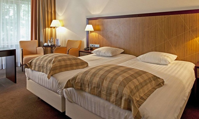 Schelfhorst Hotel | Stylish Comfort Near Scenic Paterswoldsemeer! Outdoor Pool, Free Parking!