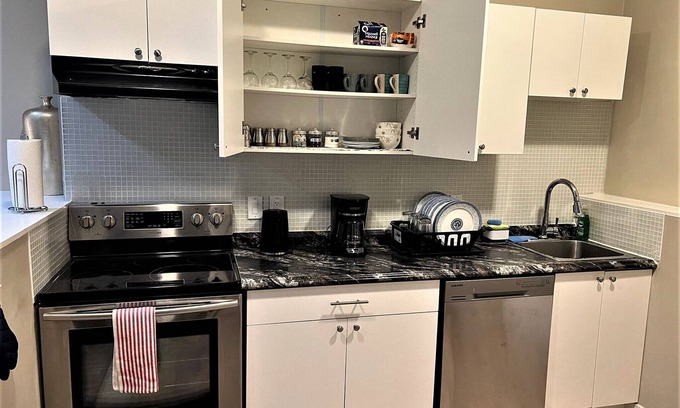 Saskatoon House | Family-Friendly 2Bdrm Suite with Convenient Double Parking
