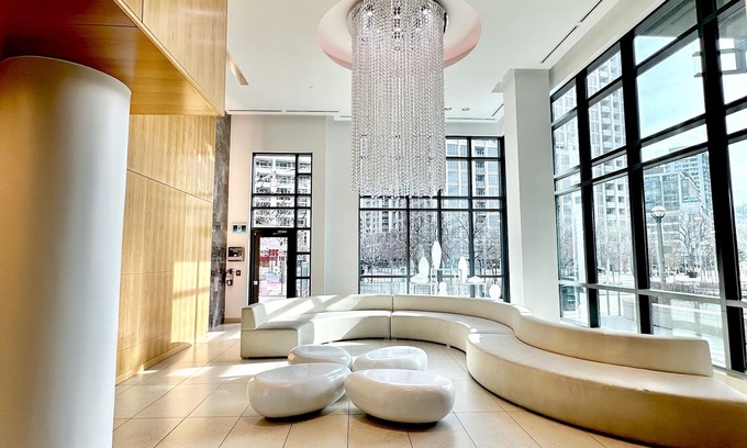 Fort York House | Scenic Lake Views & Pool Access - Rated 10/10 by Guests
