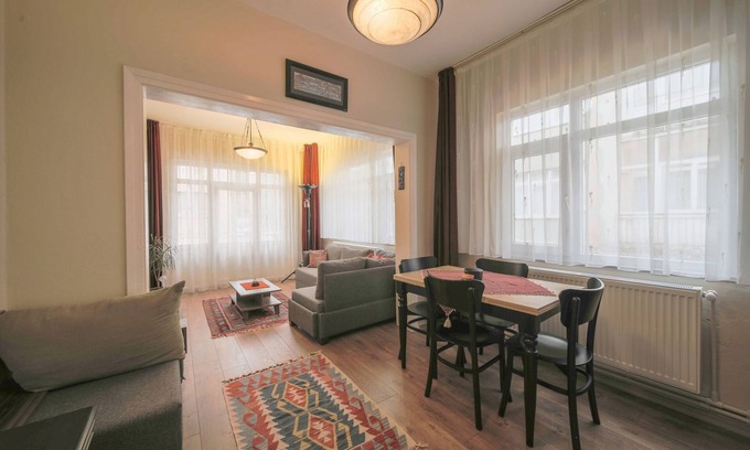 Bakırkoy Apartment | Stylish Retreat in the City Center with Spa & Breakfast