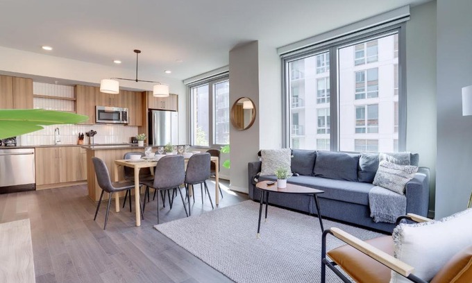 Clarendon Apartment | Modern Condo at Clarendon with Rooftop Views & Family Friendly