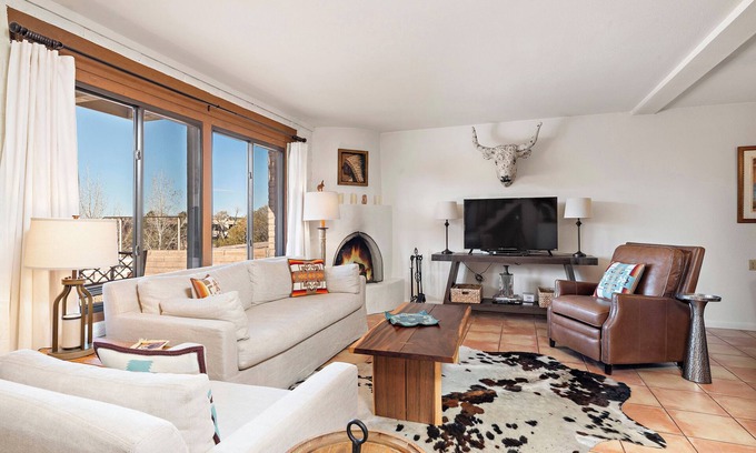 Northeast Santa Fe Hotel | Elegant Condo Near Plaza with Pool, Spa & Fireplace