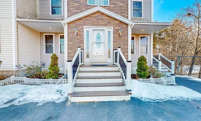 Westbrook Condo | Modern Condo with High-End Kitchen & Expansive Yard