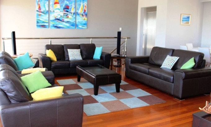 Hawks Nest House | Modern Townhouse with WiFi, Air Conditioning & 10/10 Rating