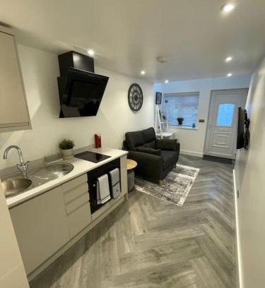 Swindon Apartment | Cozy 1 Bed Apartment - Guest Rated 9.5 & Child Friendly