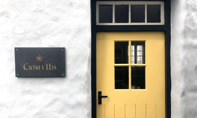 St Davids Cottage | Chic Cottage Retreat in the Heart of the City with Ocean View