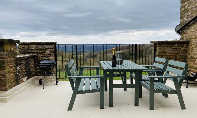 Redbrook Cottage | Cozy Country Cottage with Balcony Views & Spa Amenities