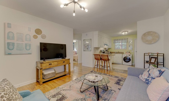 Old Shandon Apartment | Stylish Apartment Steps from Attractions with Breakfast Included