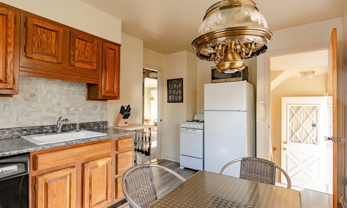 Dearborn House | Comfortable Home Away With Breakfast & Kitchen Amenities