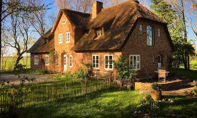 Oldenswort House | Cozy Apartment Under Thatched Roof with Garden and Kitchen
