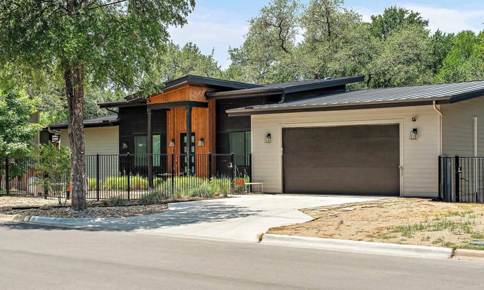 MLK House | Stylish East Austin Home | 2BR | BBQ | Close to DT