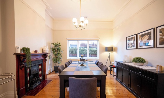 Moonee Ponds House | Stylish Edwardian Home. Only 5min walk to trendy bars, restaurants and much more