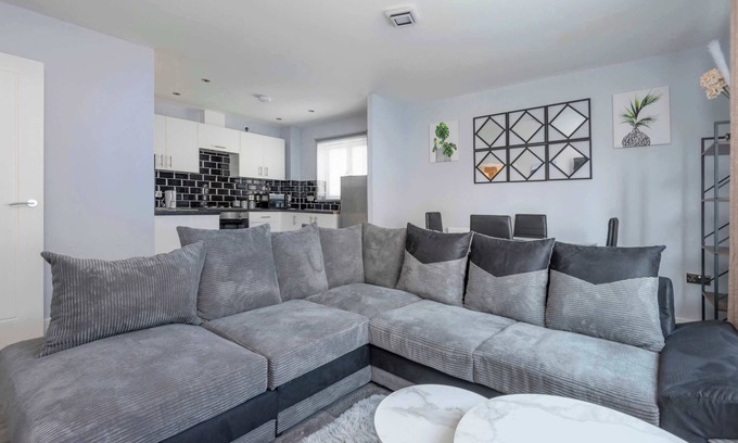 Glyndon Apartment | Elegant New Flat Just 5 Min from Crossrail with Kitchen