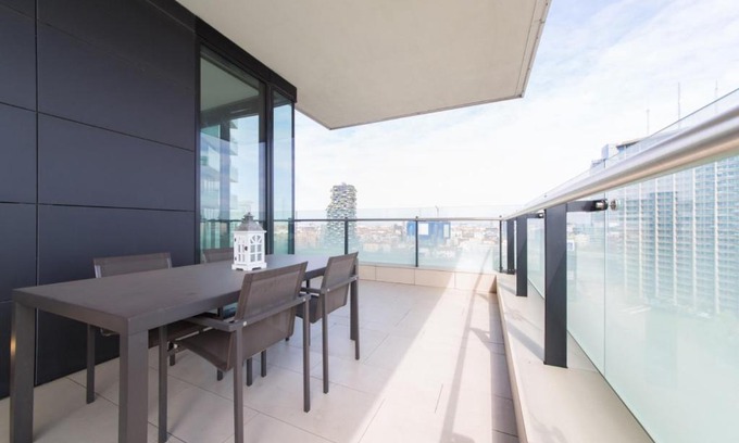 Varesine Apartment | Elegant Suite with Exclusive Milan Views in Torre Solaria