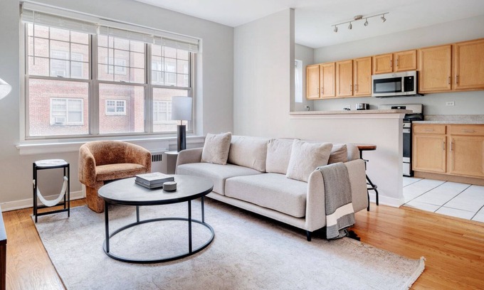 Evanston Apartment | Modern 2BR Evanston Retreat with Courtyard & Kitchen