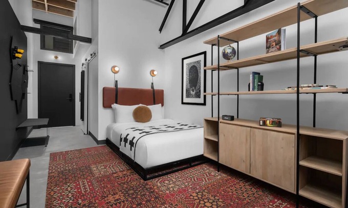 People's Freeway Hotel | Stylish evo Living Space for Outdoor Lovers and Pets