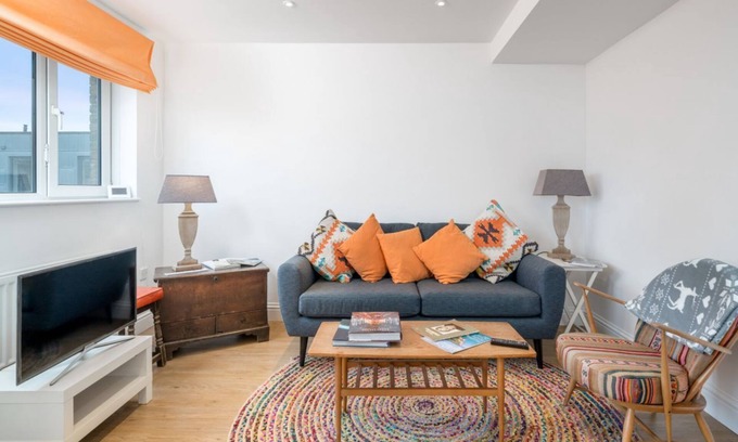 Chaucer Apartment | Stylish JOIVY Flat Near London Bridge with Breakfast & Kitchen