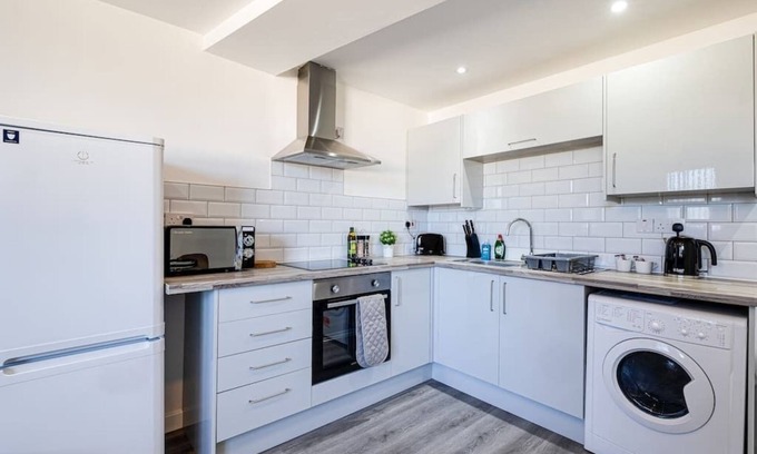 Offerton Apartment | Stylish Stockport Flat with Kitchen & Family Amenities