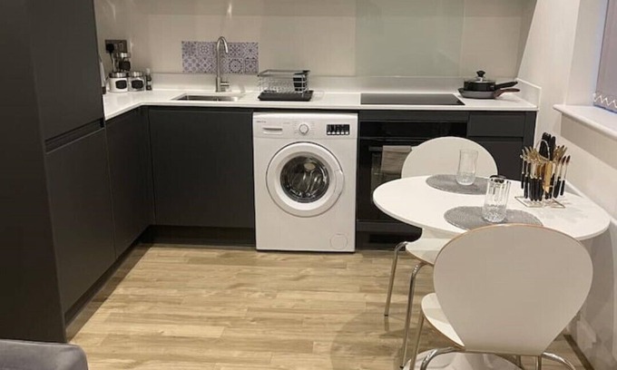 Old Trafford Apartment | Modern Flat in Old Trafford with Family-Friendly Amenities