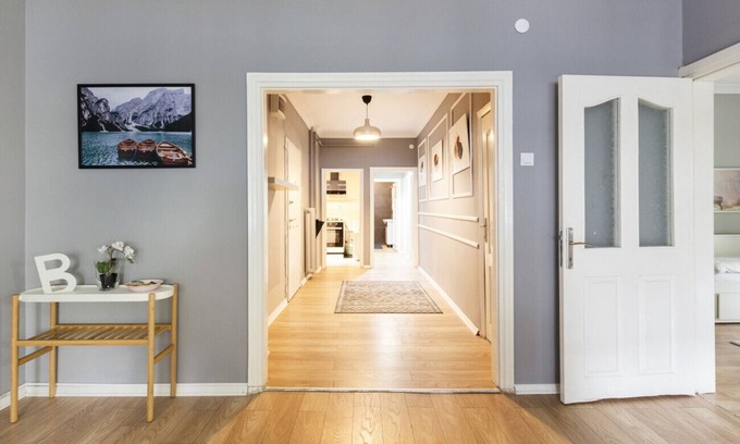 Sisli Apartment | Modern Flat Steps from Cevahir Mall, Pet-Friendly Amenities
