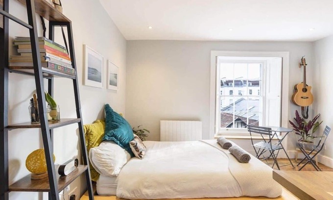 Clifton Apartment | Trendy Flat on Scenic Clifton Street with Ocean Views