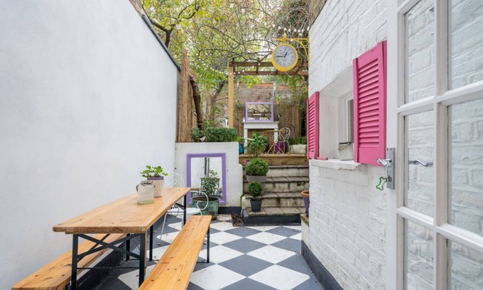 Shepherd's Bush Apartment | Stylish JOIVY 1-Bed Flat with Private Courtyard in London