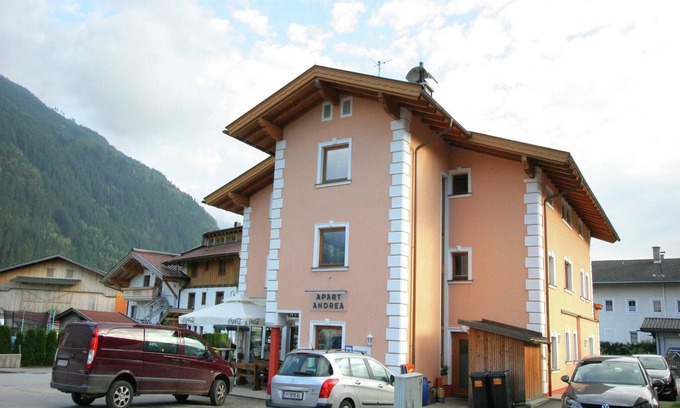 Uderns Apartment | Modern Apartment in Uderns with Balcony & Breakfast Included