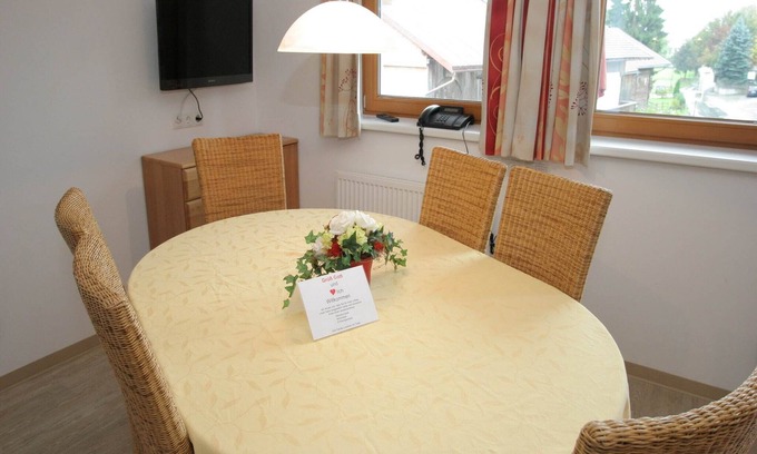 Uderns Apartment | Elegant Apartment in Uderns with Balcony & Breakfast