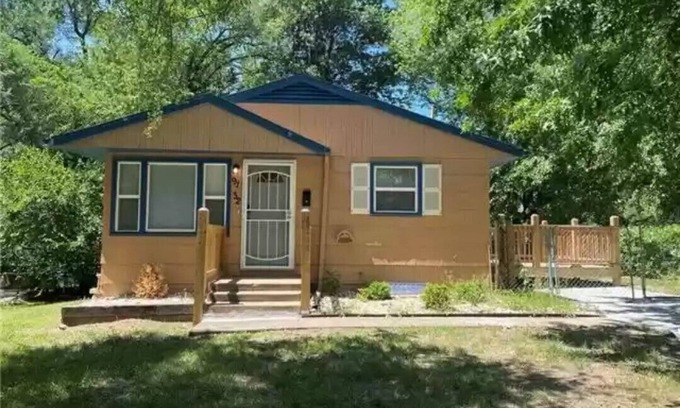 Kansas City House | Modern 5-Bedroom Home Steps from Arrowhead Stadium