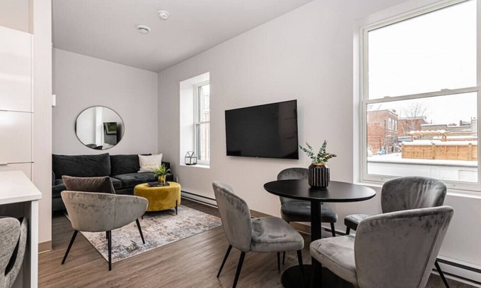 Plateau Mont Royal Apartment | Chic 1 Bedroom Apartment in Le Plateau - Rated 9.8/10