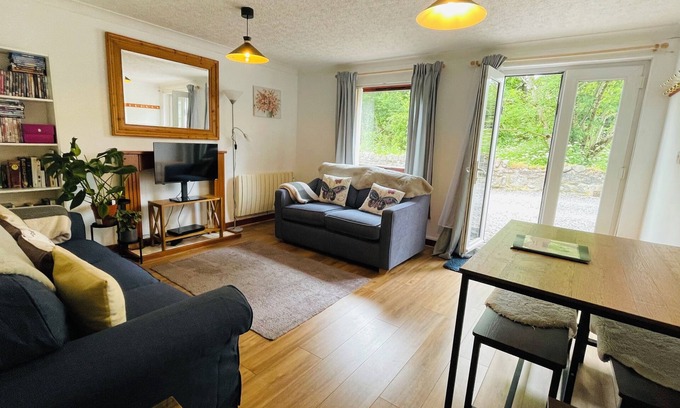Lewiston Apartment | Beautiful Garden Flat Steps from Loch Ness with Spa Access