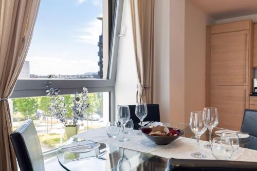 Newhaven Apartment | Elegant Garden View Apartment with Spa and Pet-Friendly Amenities