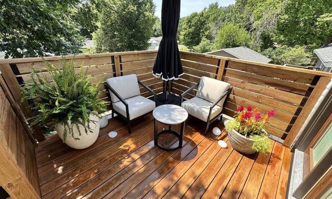 Golden Valley House | Stylish Golden Valley Getaway – Airy Treehouse Feel, Modern Comfort - 2 Bedroom