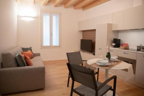 Como Apartment | Elegant Amendola City View Apartments - Family Friendly Stay