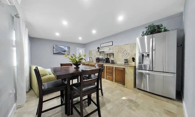 Tampa Villa | Top-Rated Violet St Guest Suite with Spa & Breakfast