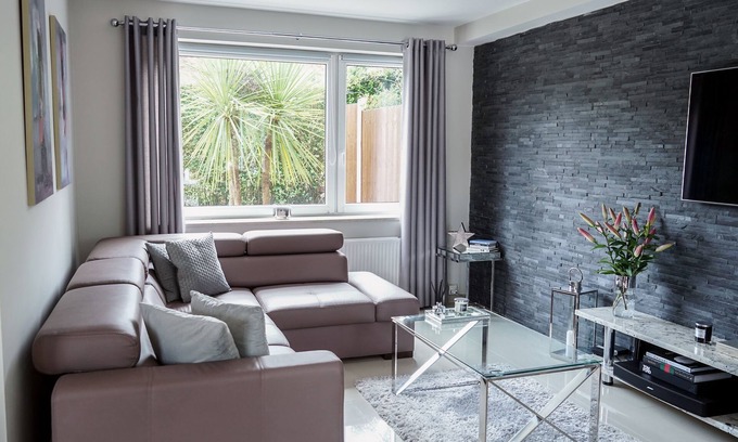 Headingley House | Exceptional Headingley House: Family-Friendly & Pet Welcoming