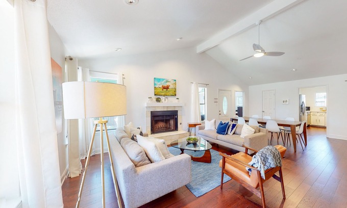 Zilker House | Cozy Dog-Friendly Retreat Near Zilker Park & Downtown