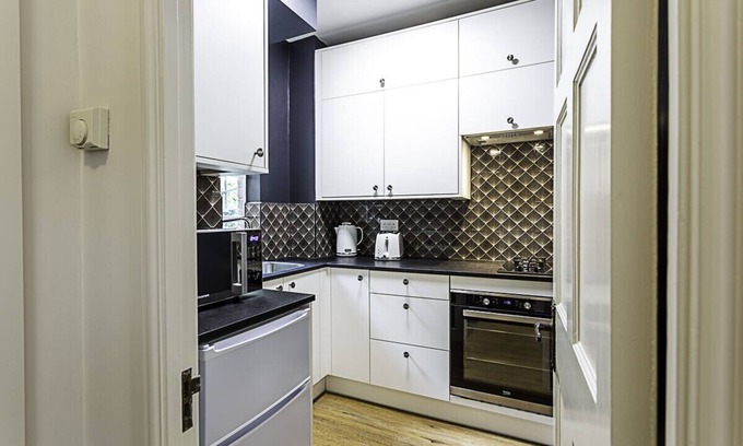 Highgate Apartment | Trendy Highgate Haven Apartment with Spa and Breakfast