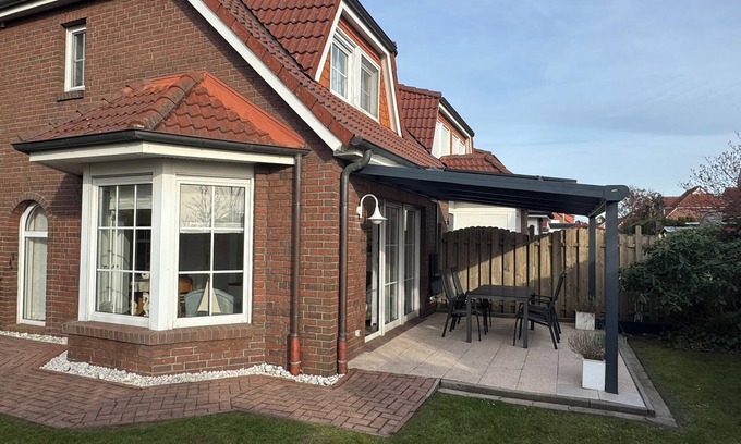 Westeraccumersiel House | Elegant Holiday House with Beautiful Garden & Pool Access