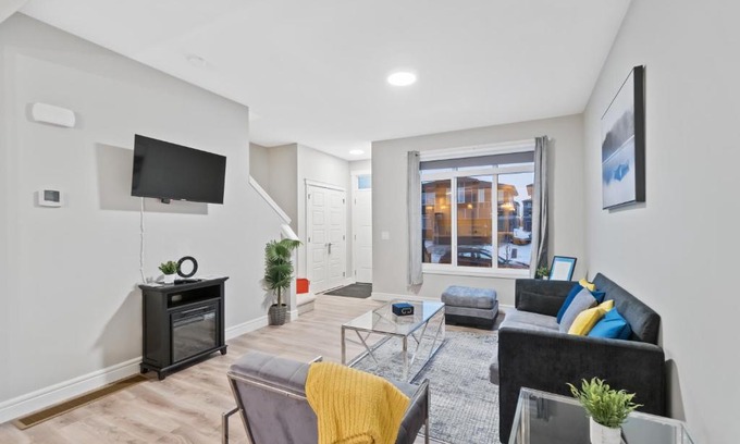 Southwest Edmonton House | Stylish Urban Townhome - Ideal Family Retreat & Work Stay