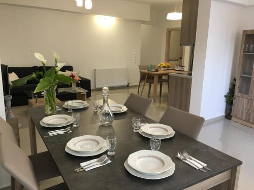 Panormos Apartment | Stylish Getaway: Family-Friendly Beach Home with Ocean View