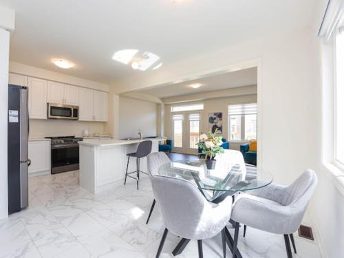 Watertown Apartment | Stylish 4-Bedroom Retreat in Waterdown Hamilton - Kid-Friendly