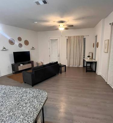 Leander Apartment | Stylish Home Perfect for Your Stay