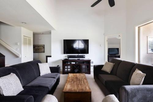 Blackcomb House | Stylish Retreat with Mountain Views & Spa Amenities
